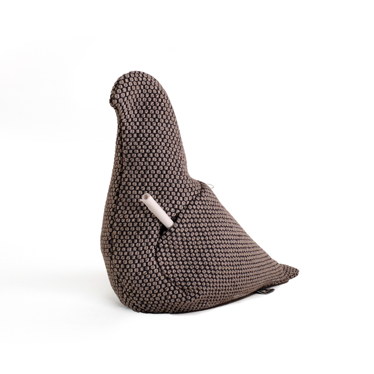 Pigeon Service stoffen duif nr.9 in beige met donkerbruin patroon, vooraanzicht met briefje onder de vleugel