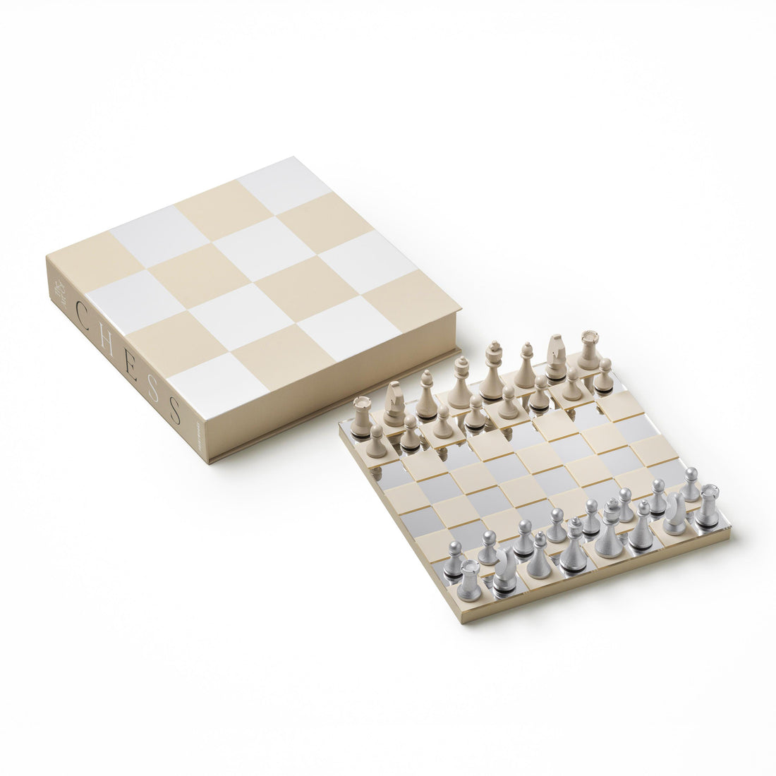 Schaakspel The Art of Chess Mirror│Printworks│art. PW00570│bovenaanzicht schuin met stukken op bord naast doos liggend