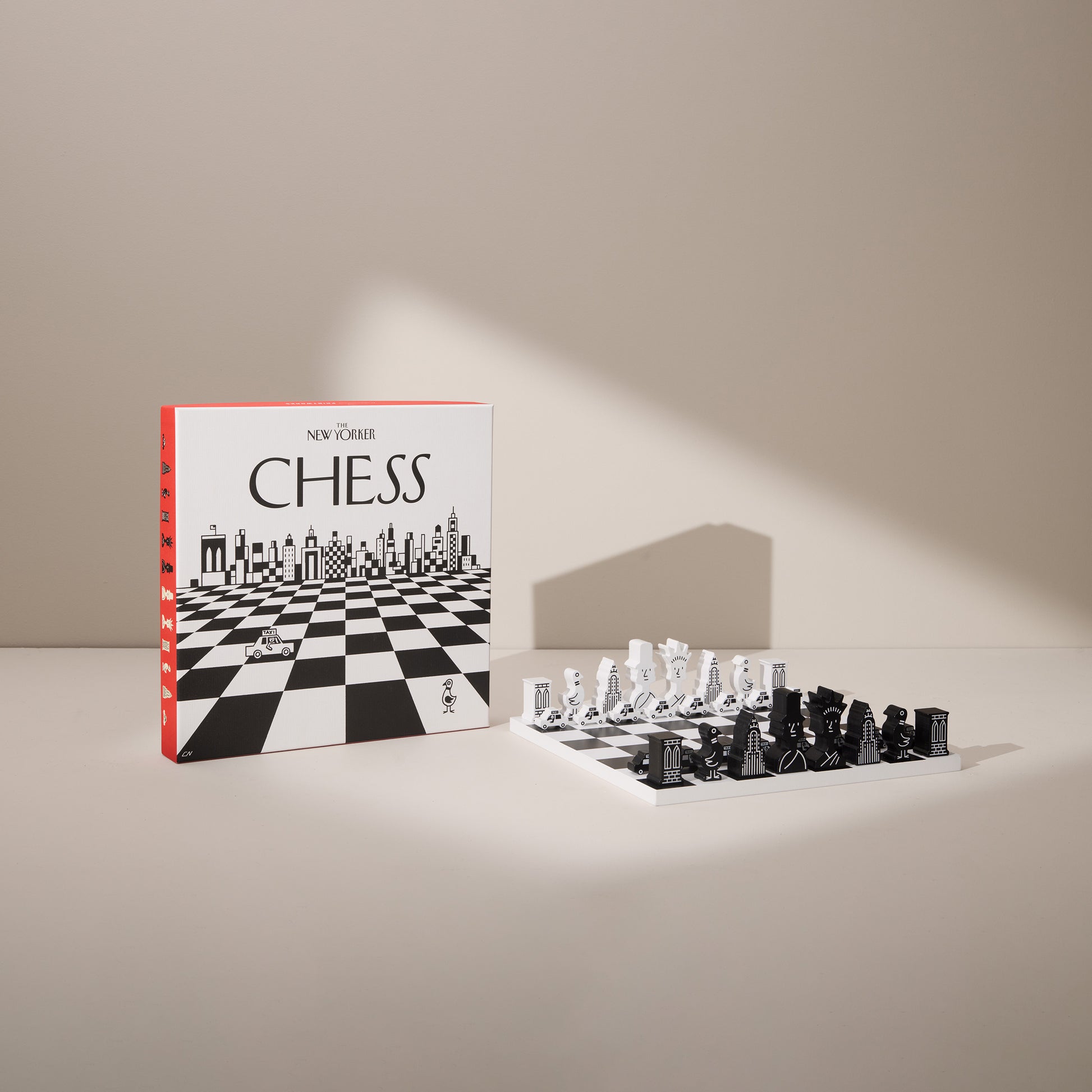 Schaakspel Chess NYC│The New Yorker x Printworks│art. PW00720│naast doos rechtopstaand met schaduw