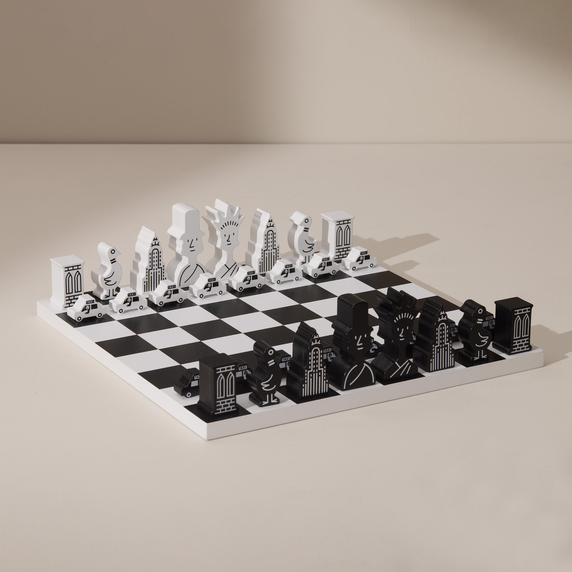 Schaakspel Chess NYC│The New Yorker x Printworks│art. PW00720│vooraanzicht schuin zonder verpakking met schaduw