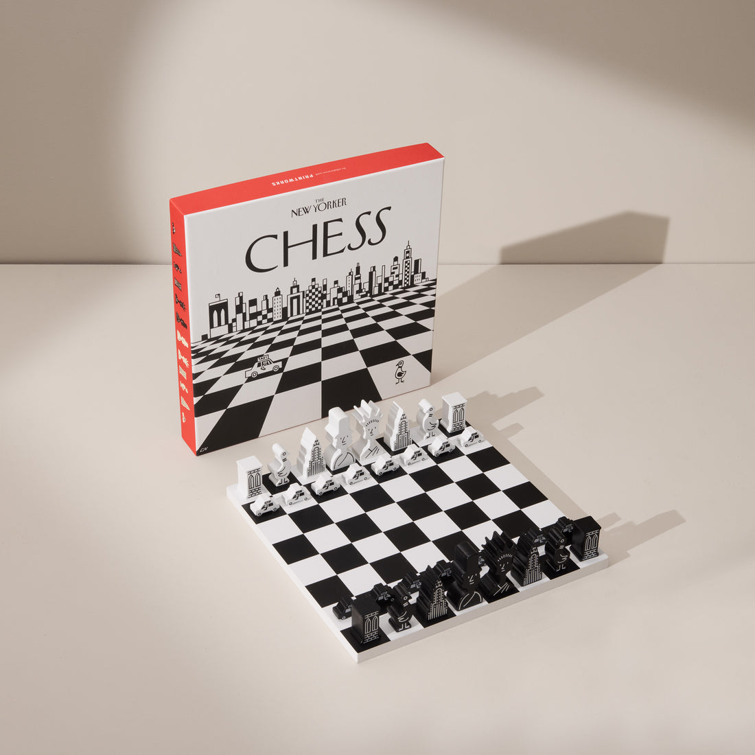 Schaakspel Chess NYC│The New Yorker x Printworks│art. PW00720│vooraanzicht met verpakking schuin achter bord