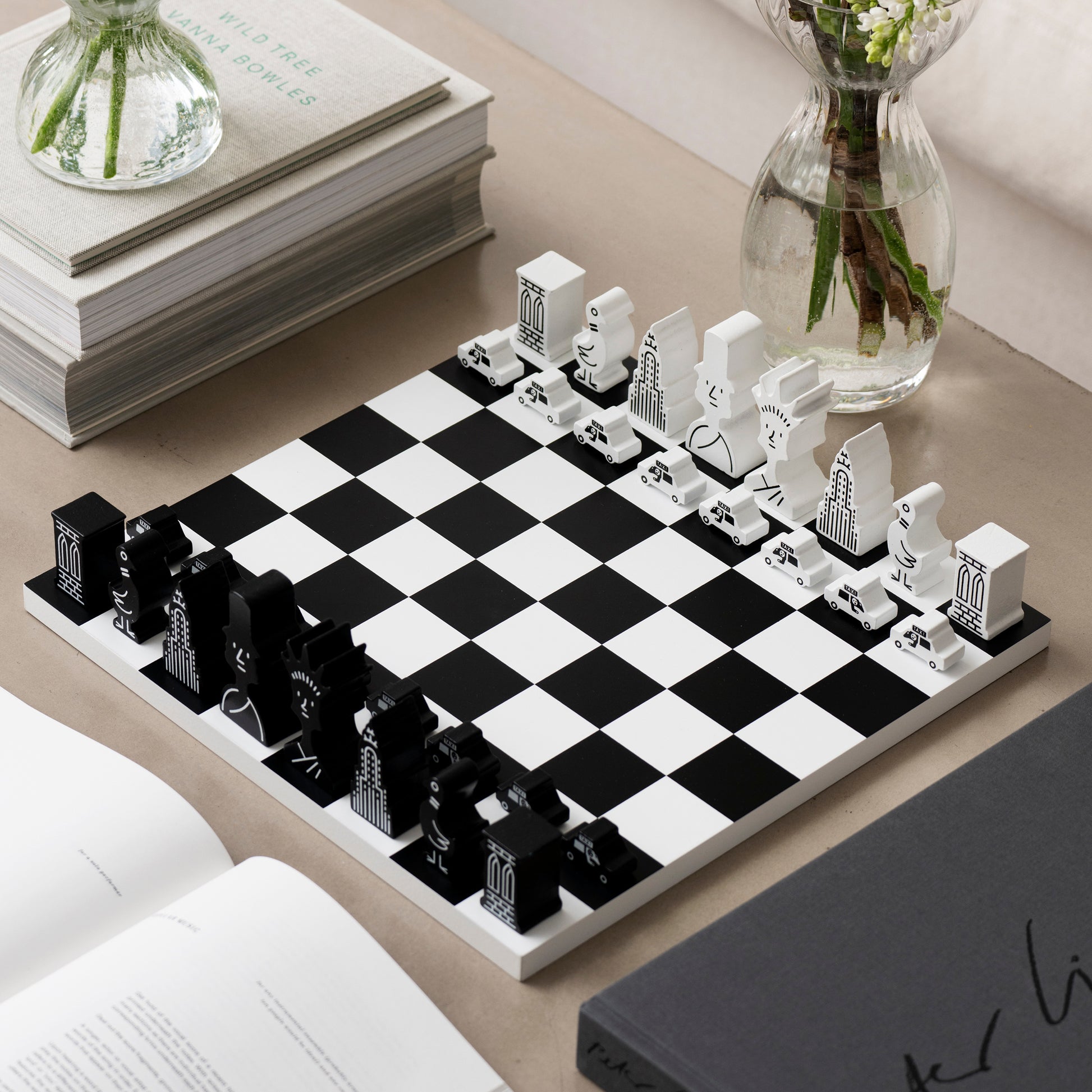 Schaakspel Chess NYC│The New Yorker x Printworks│art. PW00720│op tafel naast boeken en vazen