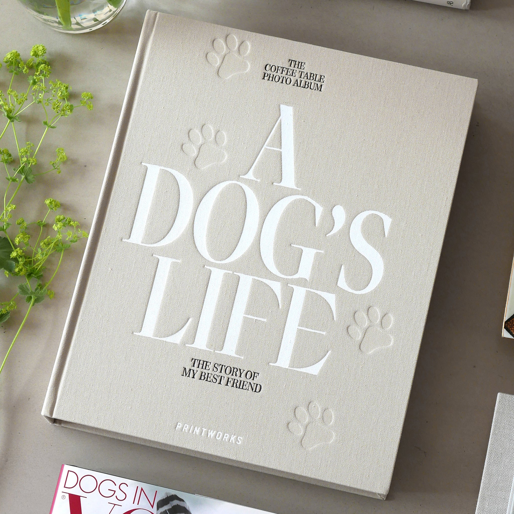 Fotoalbum Printworks Large│A Dog's Life│art. PW00621│bovenaanzicht op tafel naast tijdschriften etc. 