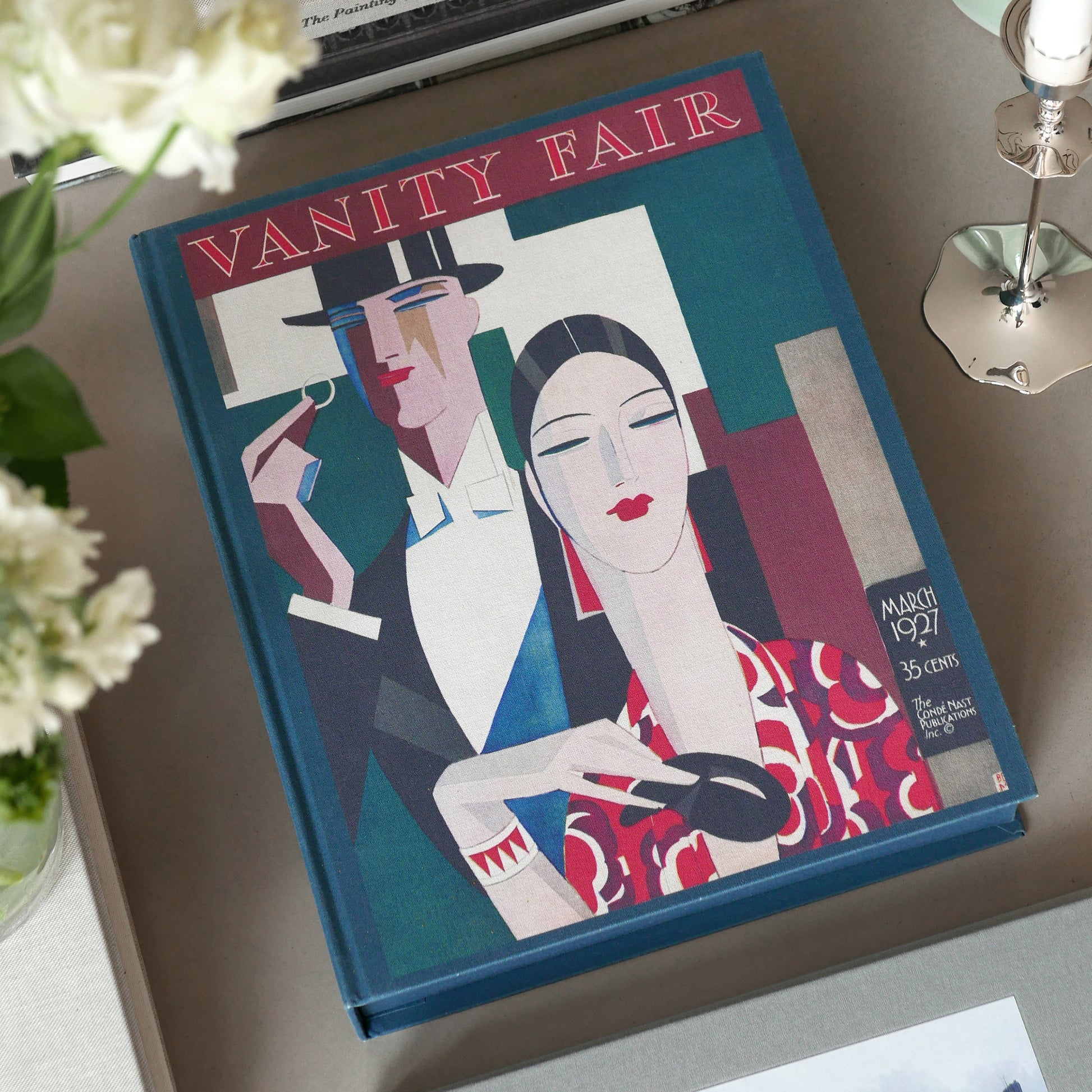 Fotoalbum Vanity Fair Cover Maart 1927│Printworks│art. PW00699│bovenaanzicht naast kandelaar en bloemen