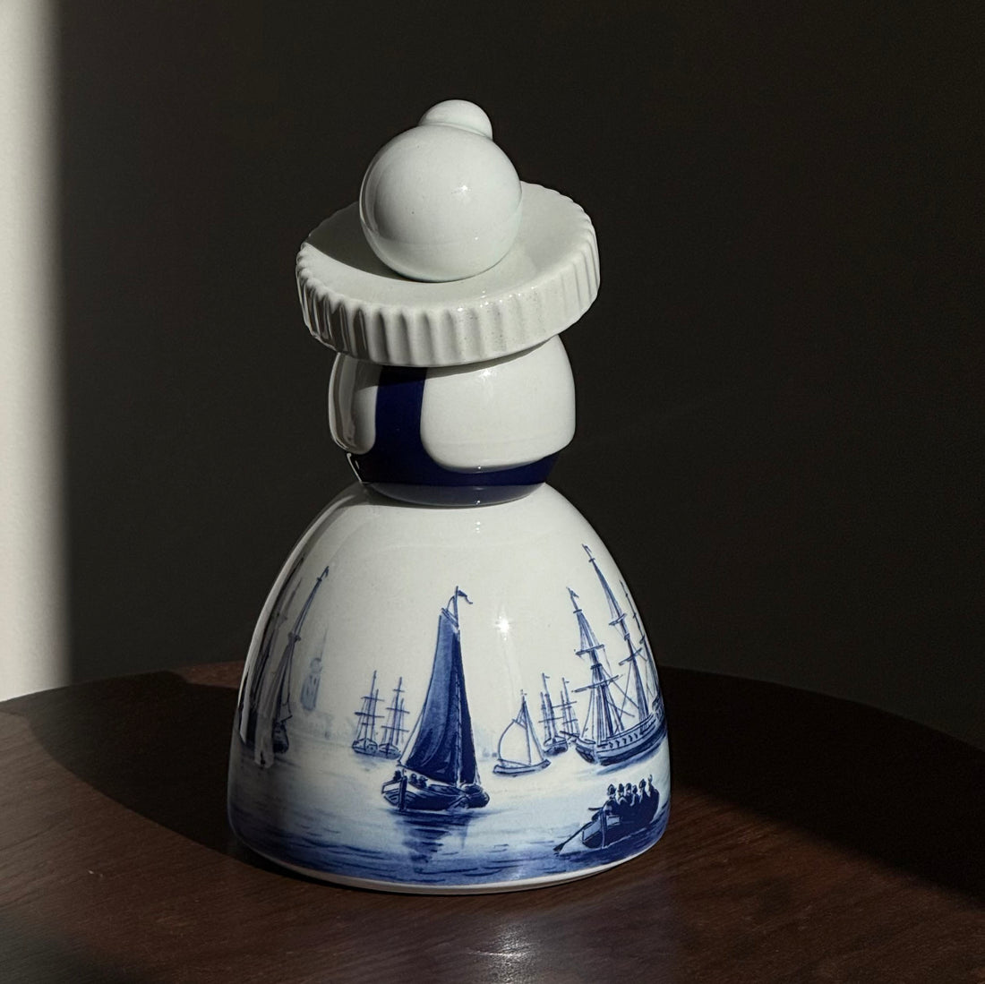 Proud Mary Royal Delft│Zicht op Amsterdam│art. 46612000│vooraanzicht met diverse zeilschepen