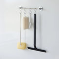 Magnetische Raamwisser Tower Zwart│Yamazaki│art. 02006│met oog opgehangen aan rekje