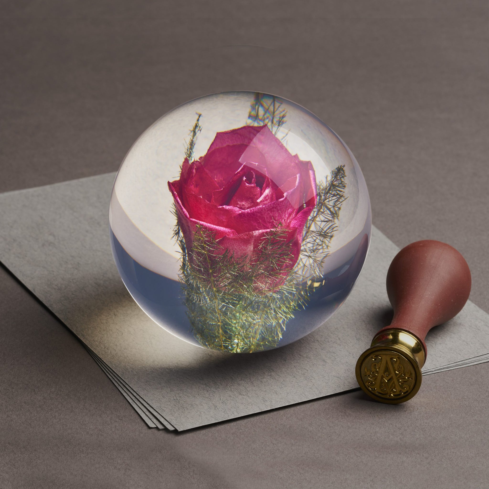 Red Rose Paperweight Large│Presse-Papier Rode Roos│Hafod Grange│op losse vellen papier naast stempel