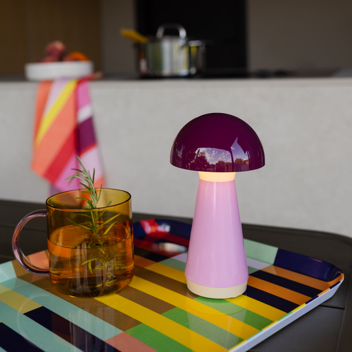 Remember Bobbi Oplaadbare LED Tafellamp | Berry | art. LB34 | op een dienblad naast een glazen theekopje