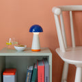 Bobbi Blue Oplaadbare Tafellamp│Remember│art. LB31│op boekenkastje naast houten stoel