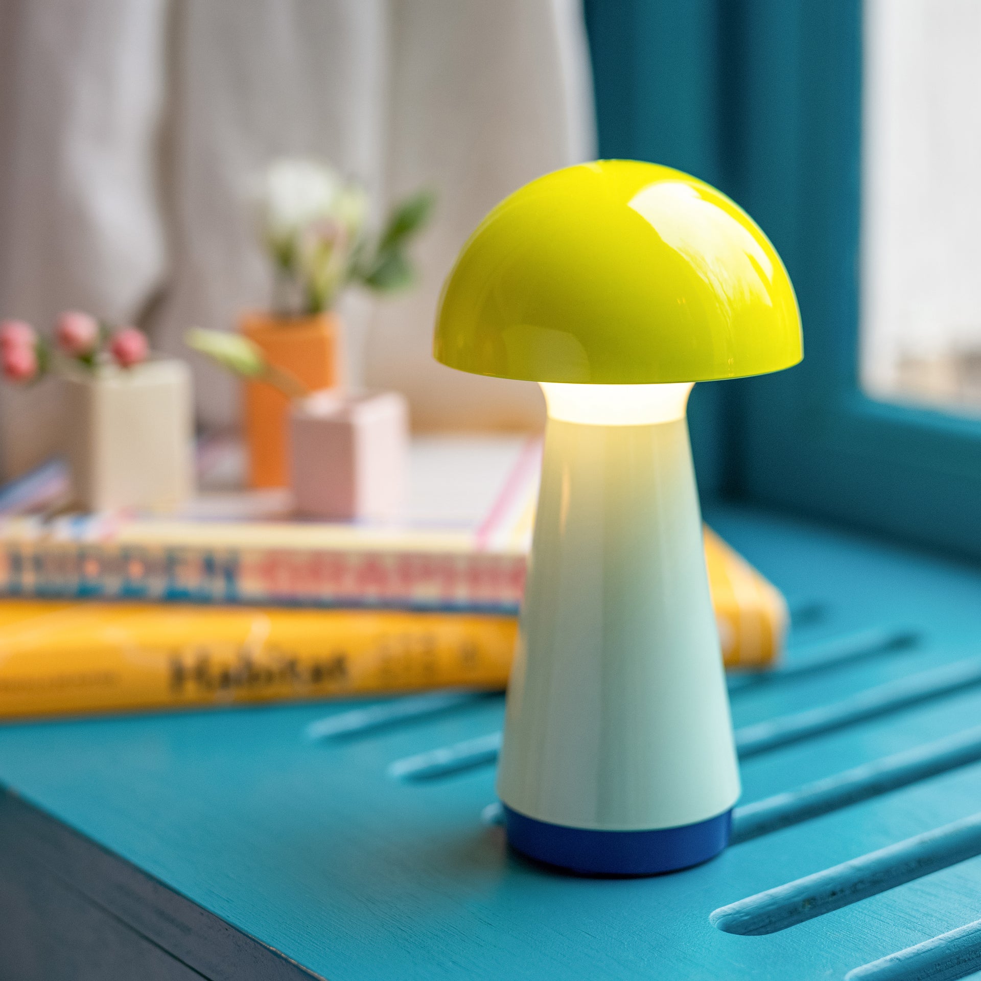 Bobbi Yellow Oplaadbare Tafellamp│art. LB30│op blauwe vernsterbank