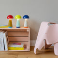 Bobbi Yellow Oplaadbare Tafellamp│art. LB30│3 versies op houten krat naast Eames Olifant