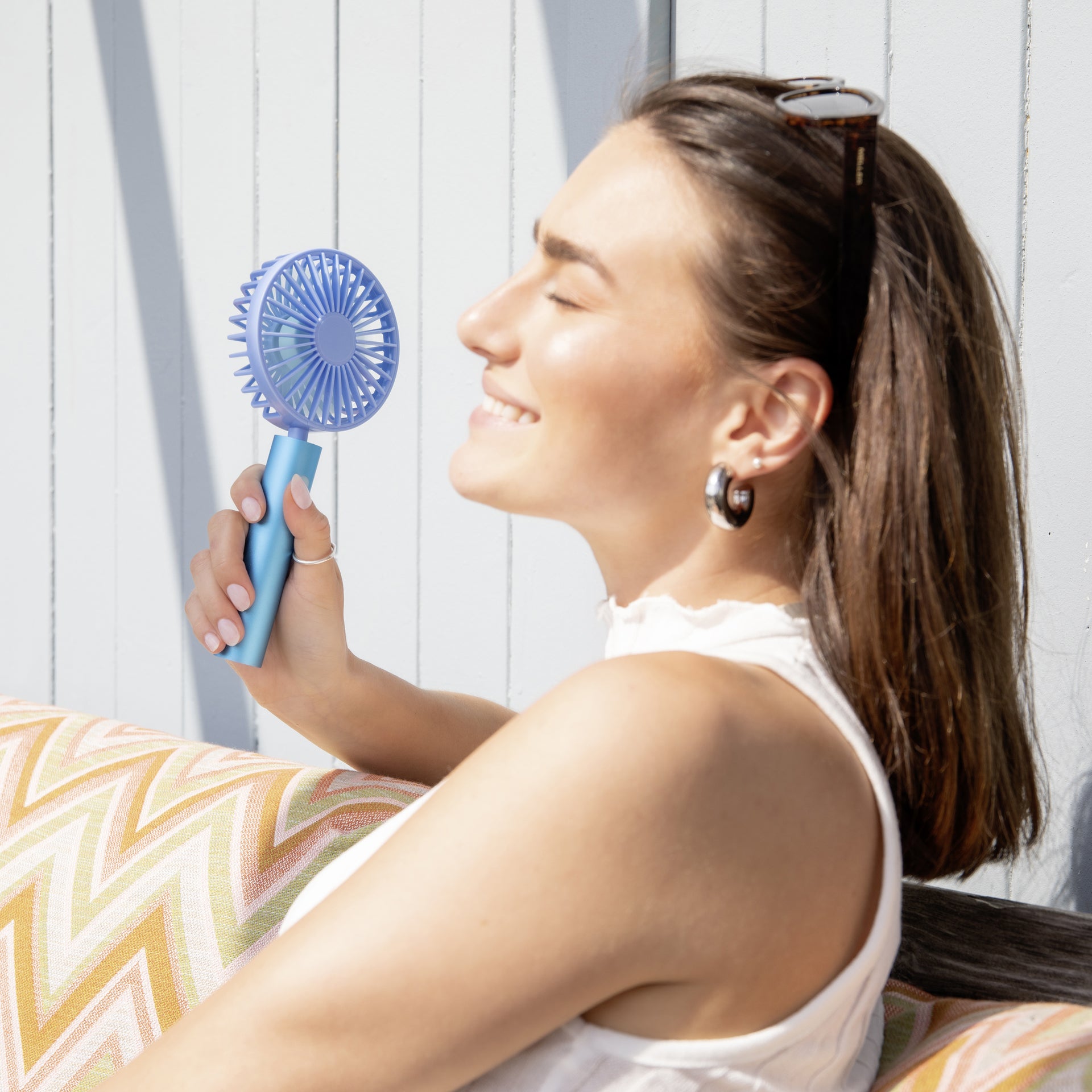 Fan Flow Aqua│Oplaadbare Ventilator│Remember│art. EV 07│in hand van vrouw