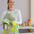 Keukenschort Lemon│Remember│art. SC20│vrouw draagt schort en houdt pan vast met ovenwanten