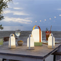 Uri Juna Oplaadbare Tafellamp│Remember│art. LU08│op houten buitentafel met piccolo versie