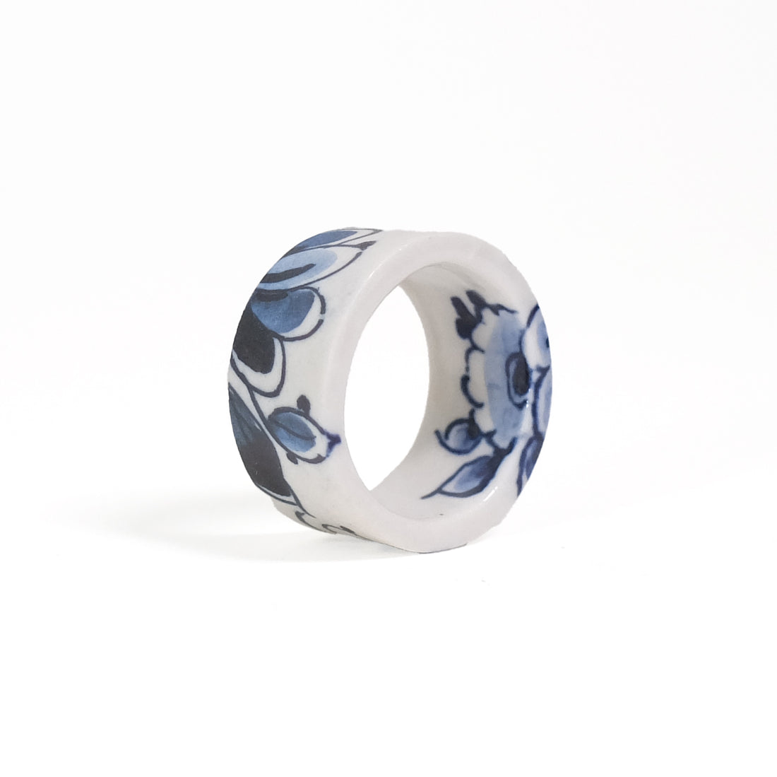 Ring Delfts Blauw hester Zagt│handbeschilderd Porselein│art. HZ-RPD│voorkant schuin staand op zijkant