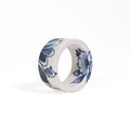 Ring Delfts Blauw hester Zagt│handbeschilderd Porselein│art. HZ-RPD│voorkant schuin staand op zijkant