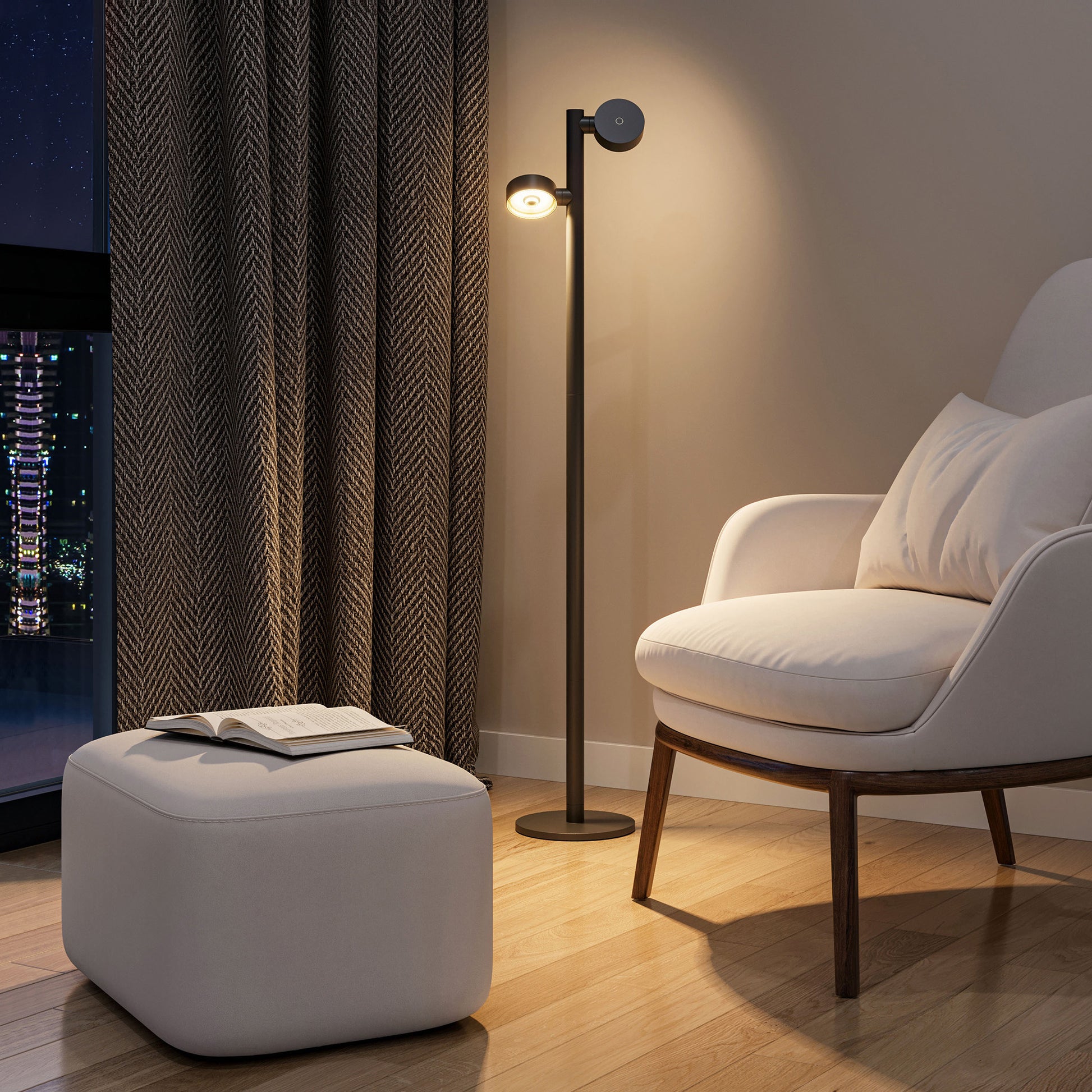 Sompex ronda Floorlamp Dubbel Wit│art. 79081│zwarte versie naast feauteuil met licht aan