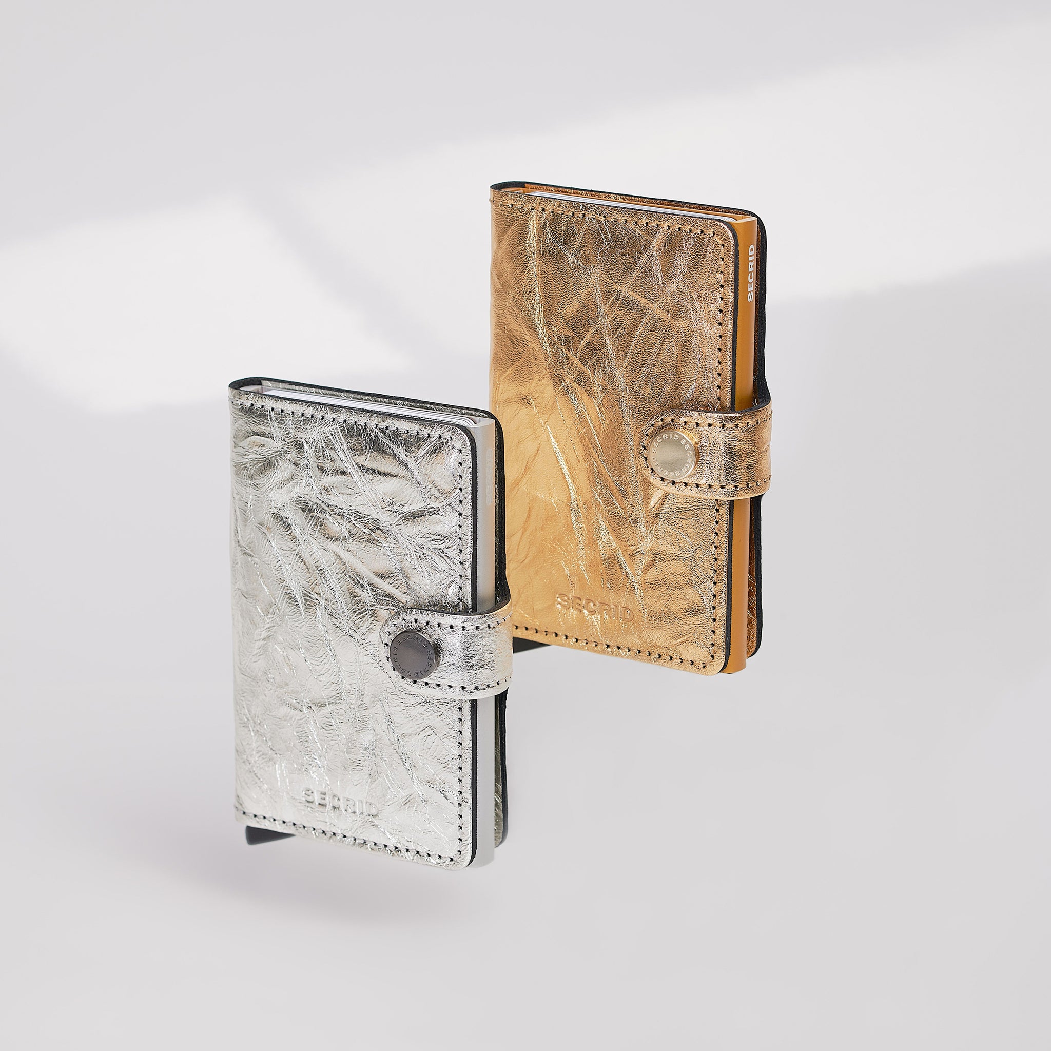 Secrid Miniwallet Crunch│art. MCR-SILVER│zwevend schuin bovenaanzicht met Gold