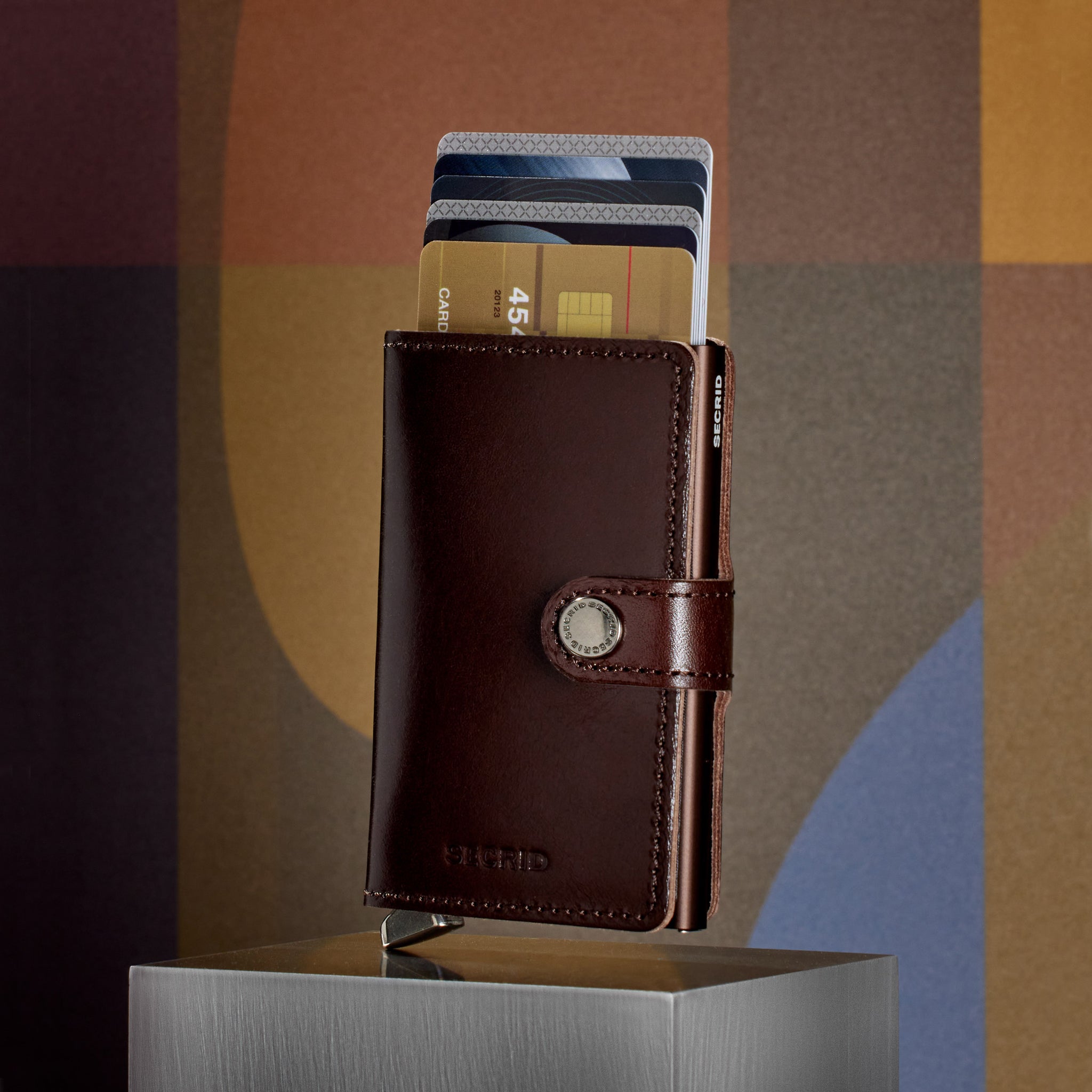 Secrid Miniwallet Premium Dusk│art. MDU-BORDEAUX│Pasjeshouder│staand op kubus met retro achtergrond