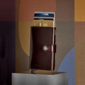 Secrid Miniwallet Premium Dusk│art. MDU-DARK-BROWN│Pasjeshouder│staand op blok met retro achtergrond