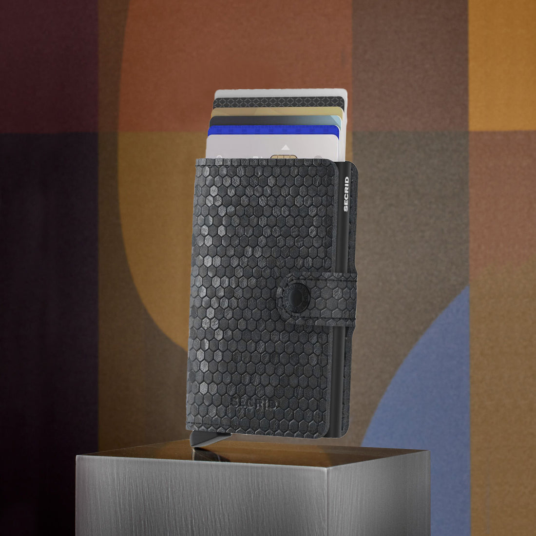 Secrid Miniwallet Hexagon│art. MHE-BLACK│Pasjeshouder│vooraanzicht met witte achtergrond