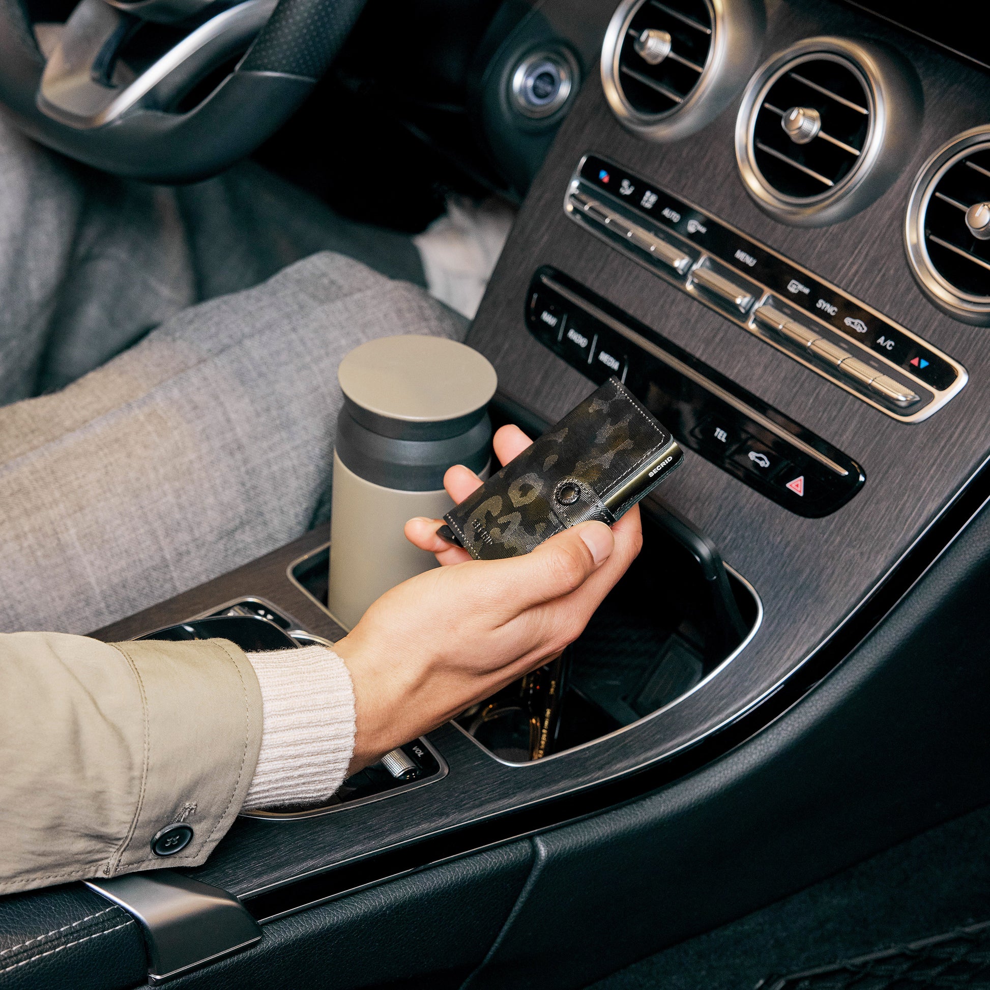 Secrid Miniwallet Jungle│art. MJU-MOSS│in hand van man in auto