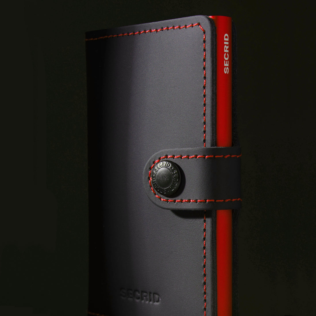 Secrid Miniwallet Matte│art. MM-BLACK&RED│Pasjeshouder en Portemonnee│voorkant witte achtergrond