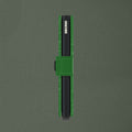 Secrid Miniwallet Matte│art. MM-BRIGHT-GREEN│Pasjeshouder│zijkant met donkergroene achtergrond