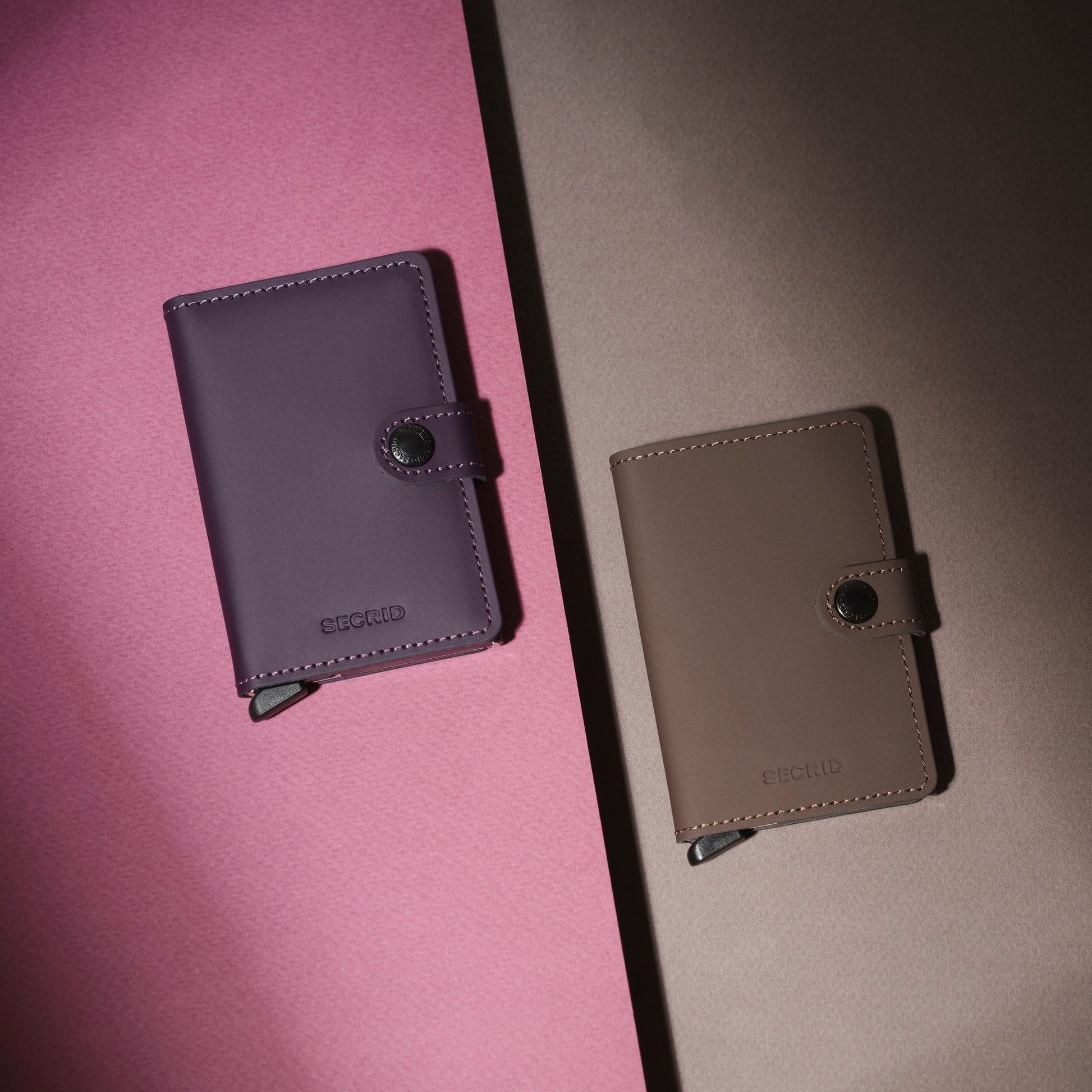 Secrid Miniwallet Matte│art. MM-DARKPURPLE&FUCHSIA│naast truffel versie op gekleurde ondergrond