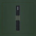 Secrid Miniwallet Matte│art. MM-GREEN-BLACK│Pasjeshouder│zijkant met leersoort op achtergrond