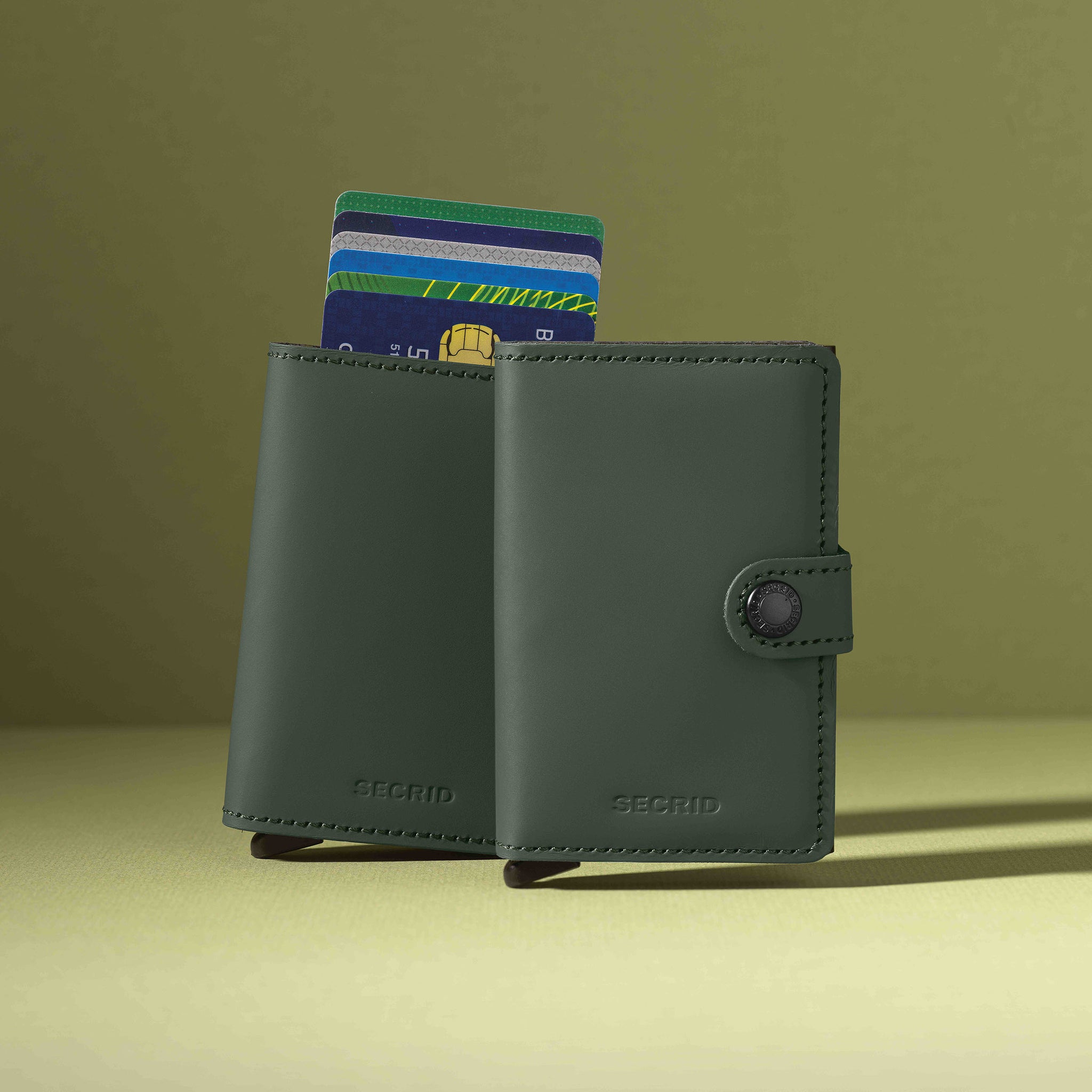 Secrid Miniwallet Matte│art. MM-GREEN-BLACK│Pasjeshouder│met miniwallet voor groen achtergrond 