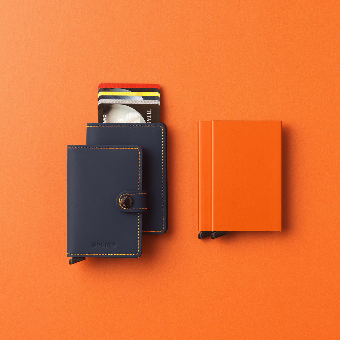 Secrid Miniwallet Matte│Pasjeshouder en Portemonnee│art. MM-NIGHTBLUE&ORANGE│vooraanzicht met witte achtergrond