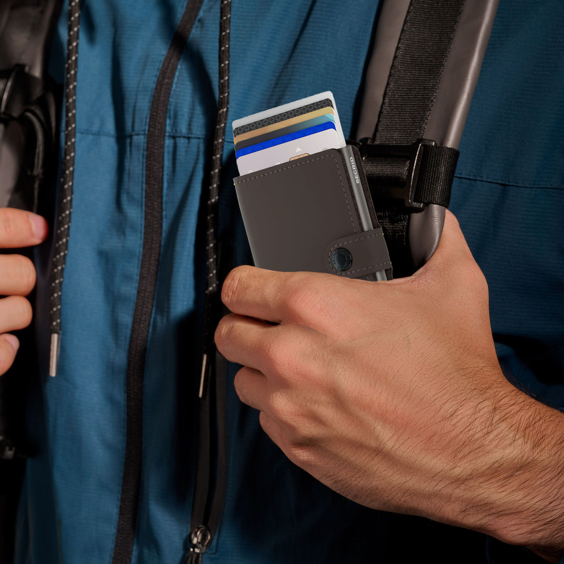 Secrid Miniwallet Matte│art. MM-TRUFFLE│Pasjeshouder en Portemonnee│vooraanzicht met witte achtergrond