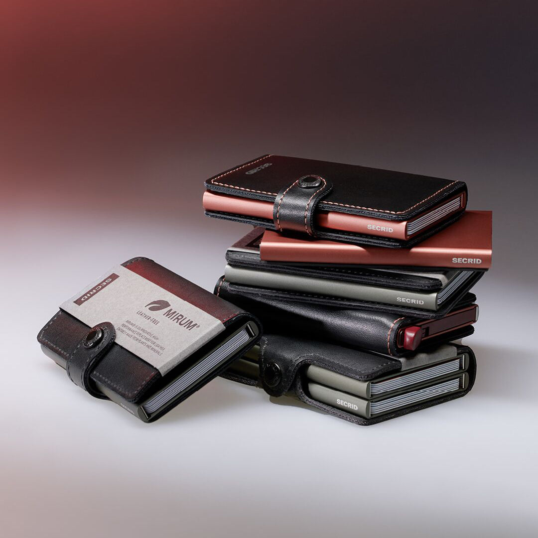 Secrid Miniwallet Mirum Zwart Plant-based│Pasjeshouder│art. MMi-BLACK│vooraanzicht met witte achtergrond