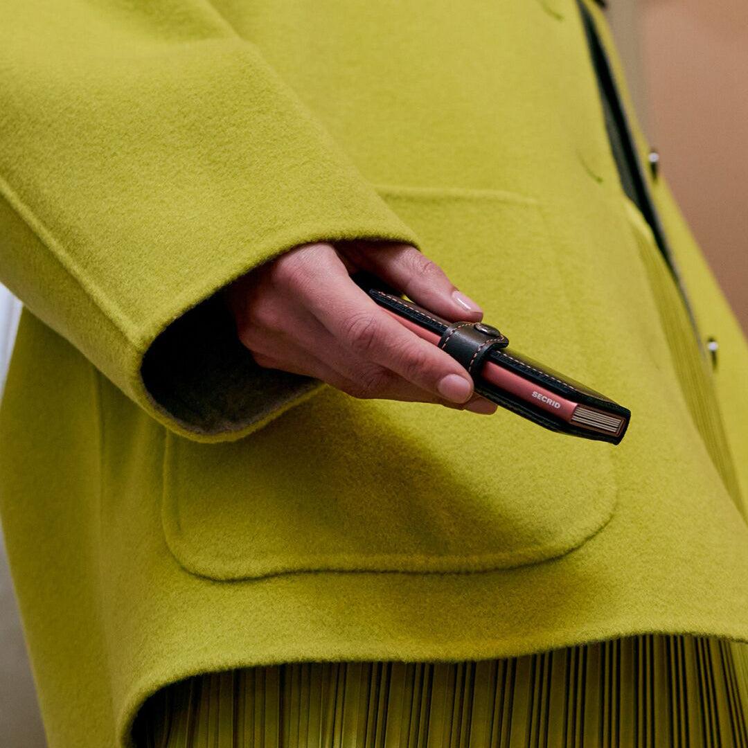 Secrid Miniwallet Mirum Plant-Based│art. MMI-BLACK ROSE│vooraanzicht