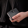 Secrid Miniwallet Original│art. M-BLACK-BROWN│Pasjeshouder en Portemonnee│in hand van vrouw 