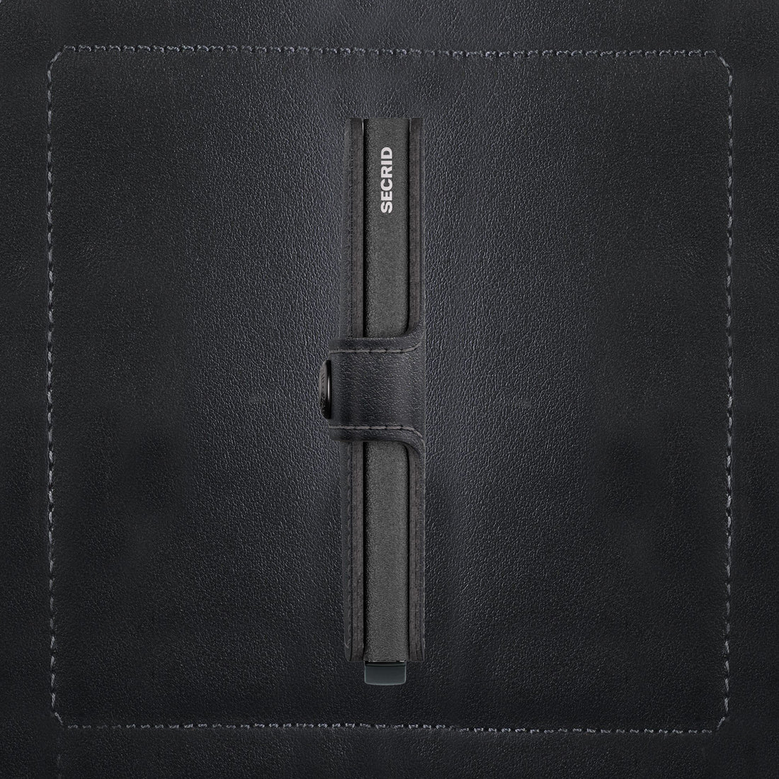 Secrid Miniwallet Black Powdercoat│art. MPC-BLACK│vooraanzicht met witte achtergrond