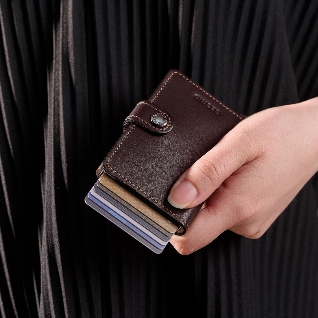 Secrid Miniwallet Original│art. M-CHOCOLATE│vooraanzicht schuin met witte achtergrond