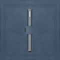 Secrid Miniwallet Original│art. M-ICE BLUE│Pasjeshouder en Portemonnee│zijkant met leersoort op achtergrond