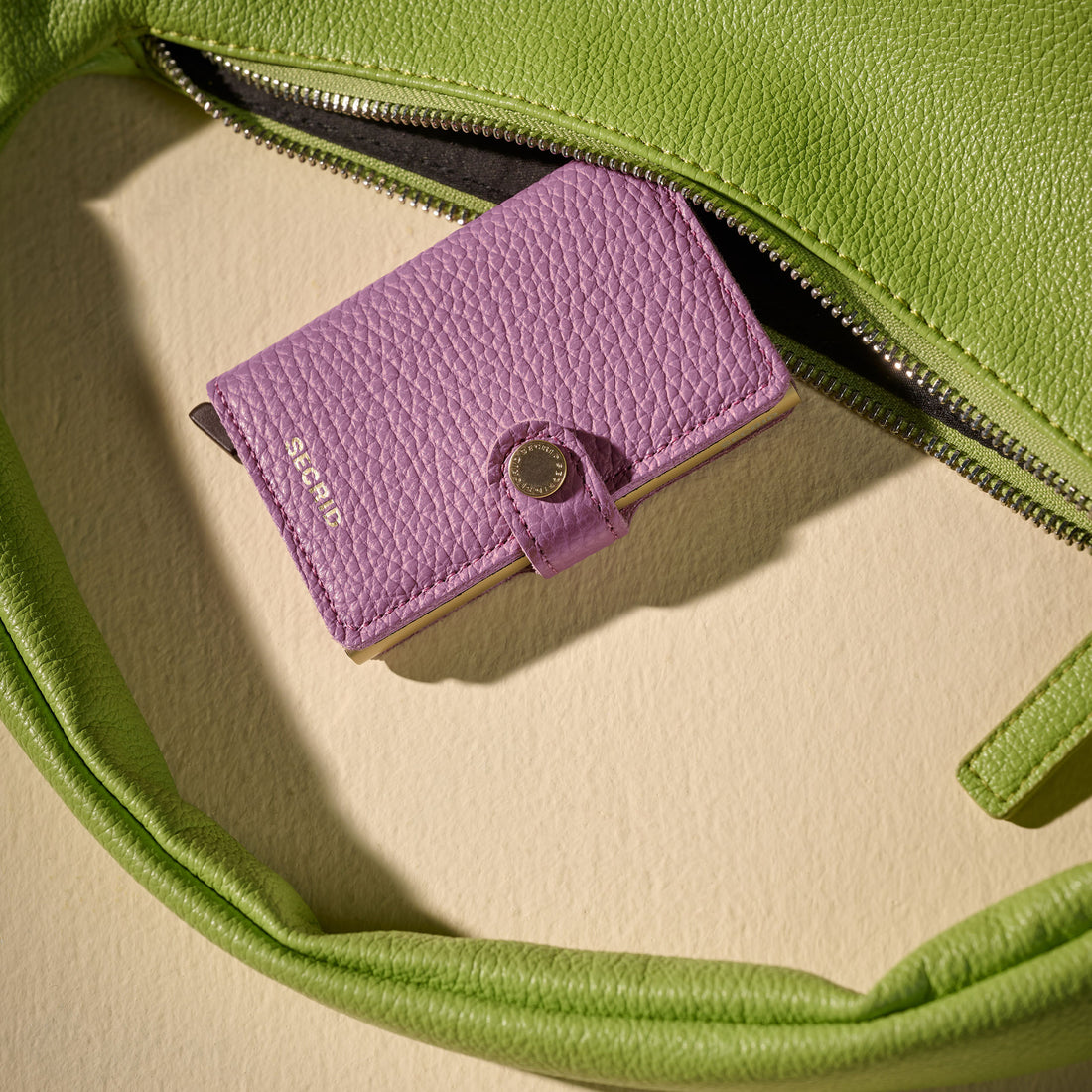 Secrid Miniwallet Pebble│art. MPE-ORCHID│Pasjeshouder│vooraanzicht met witte achtergrond