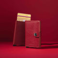 Secrid Miniwallet Rango Rood│Pasjeshouder│art. MRA-RED-BORDEAUX│staand met rode achtergrond