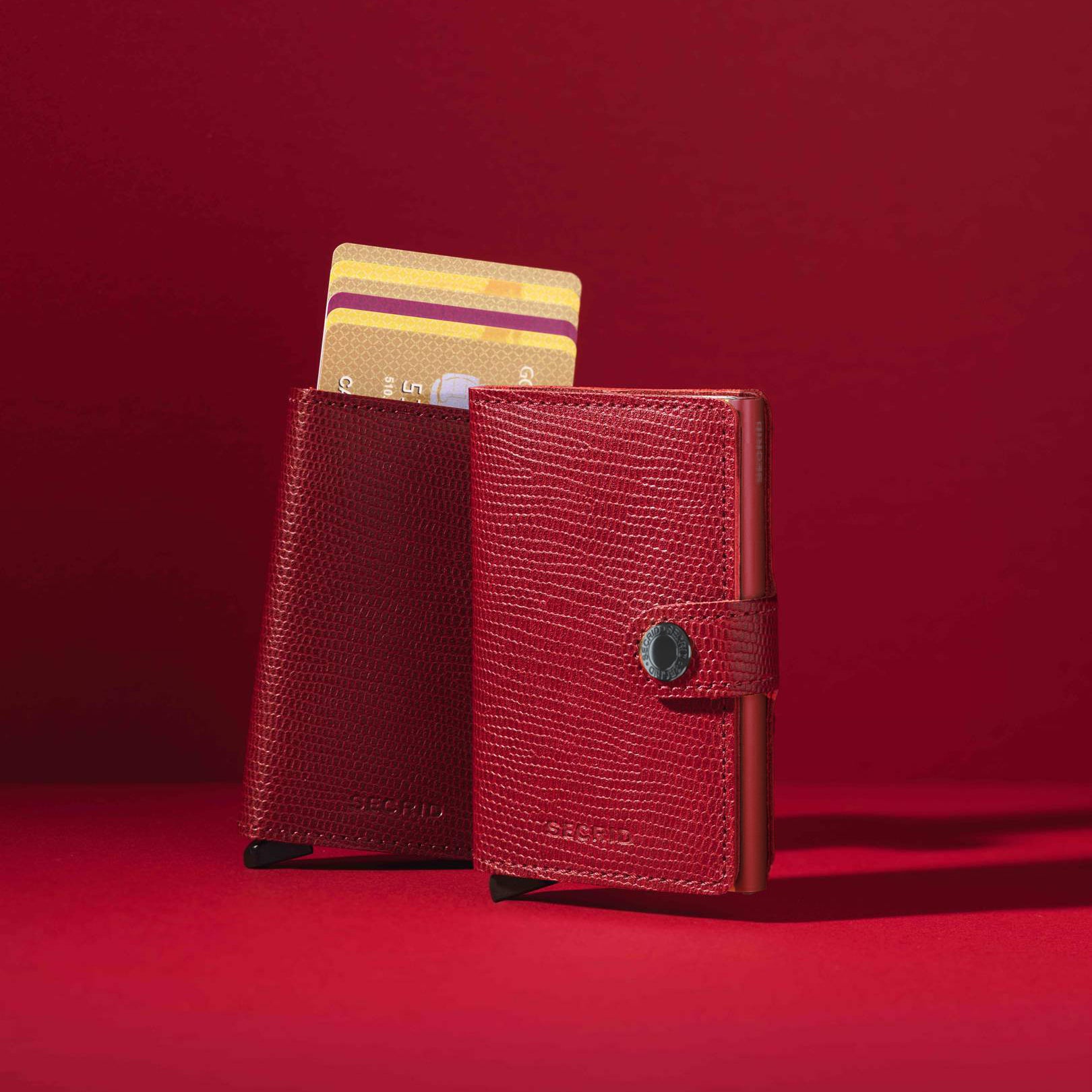 Secrid Miniwallet Rango Rood│Pasjeshouder│art. MRA-RED-BORDEAUX│staand met rode achtergrond