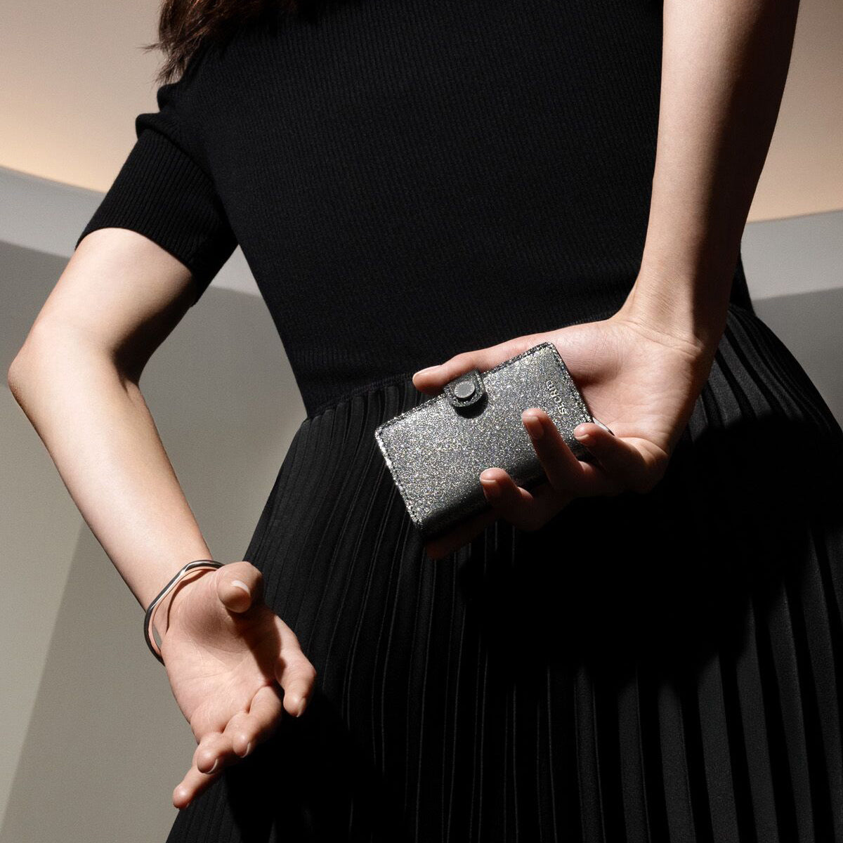 Secrid Miniwallet Stars│art. M-STARS BLACK│in hand op rug van vrouw