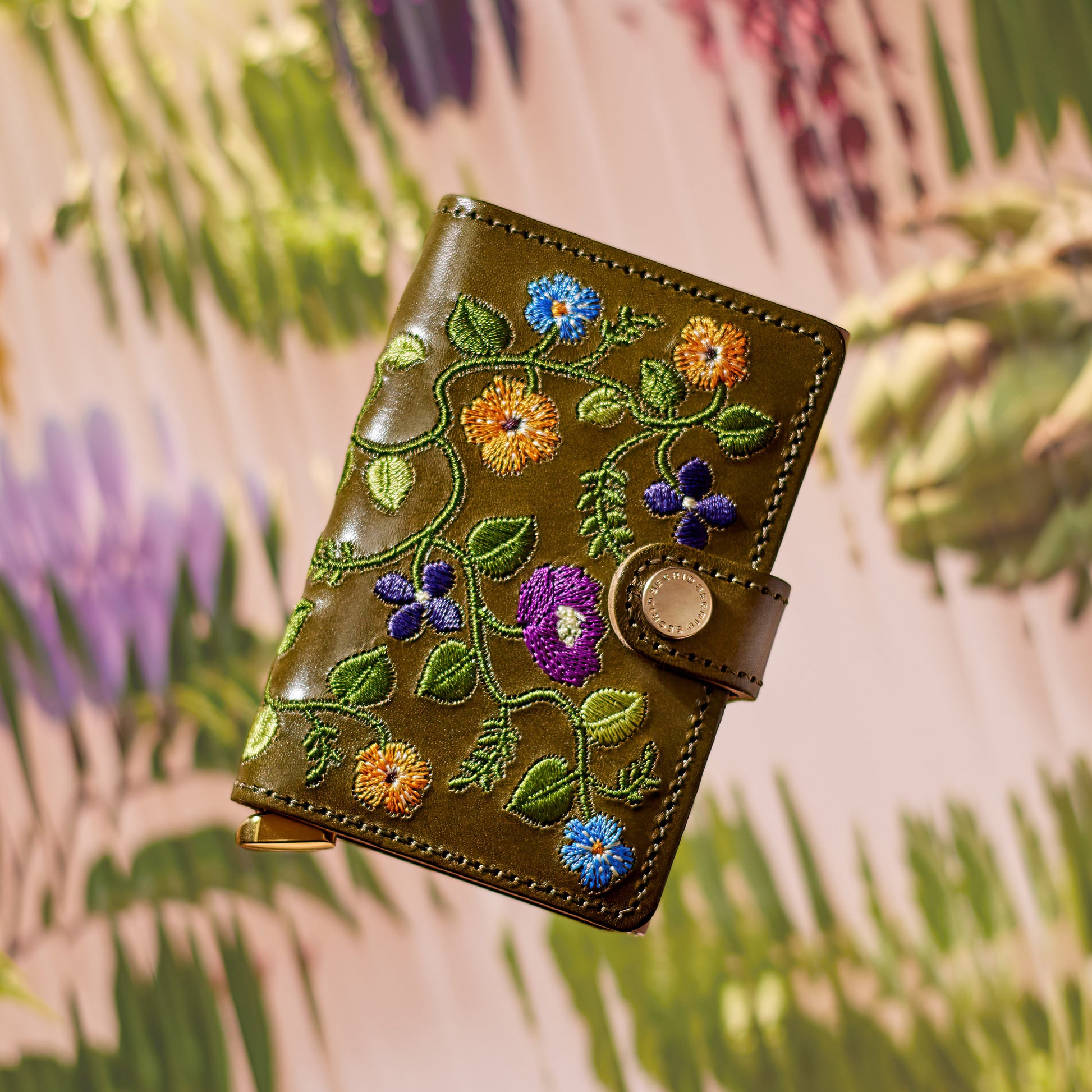 Secrid Miniwallet Premium Stitch│art. MST-FLORAL OLIVE│vooraanzicht zwevend met gekleurde achtergrond