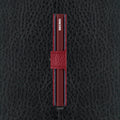 Secrid Miniwallet Veg│art. MVG-ROSSO-BORDEAUX│Pasjeshouder│zijaanzicht met leersoort Black op achtergrond