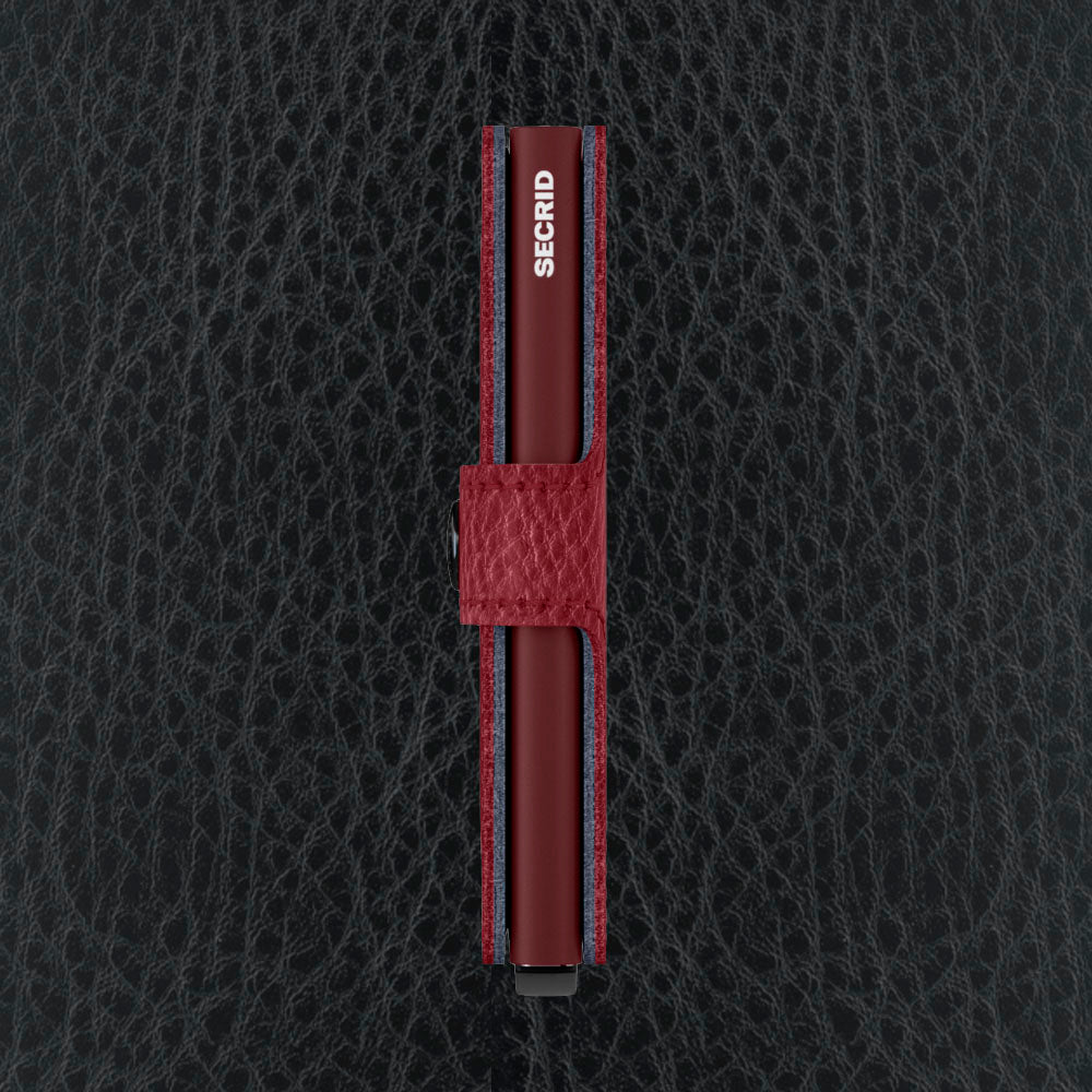 Secrid Miniwallet Veg│art. MVG-ROSSO-BORDEAUX│Pasjeshouder│zijaanzicht met leersoort Black op achtergrond