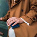 Secrid Miniwallet Vintage Blauw│Pasjeshouder│art. MV-BLUE│in hand van vrouw op fiets