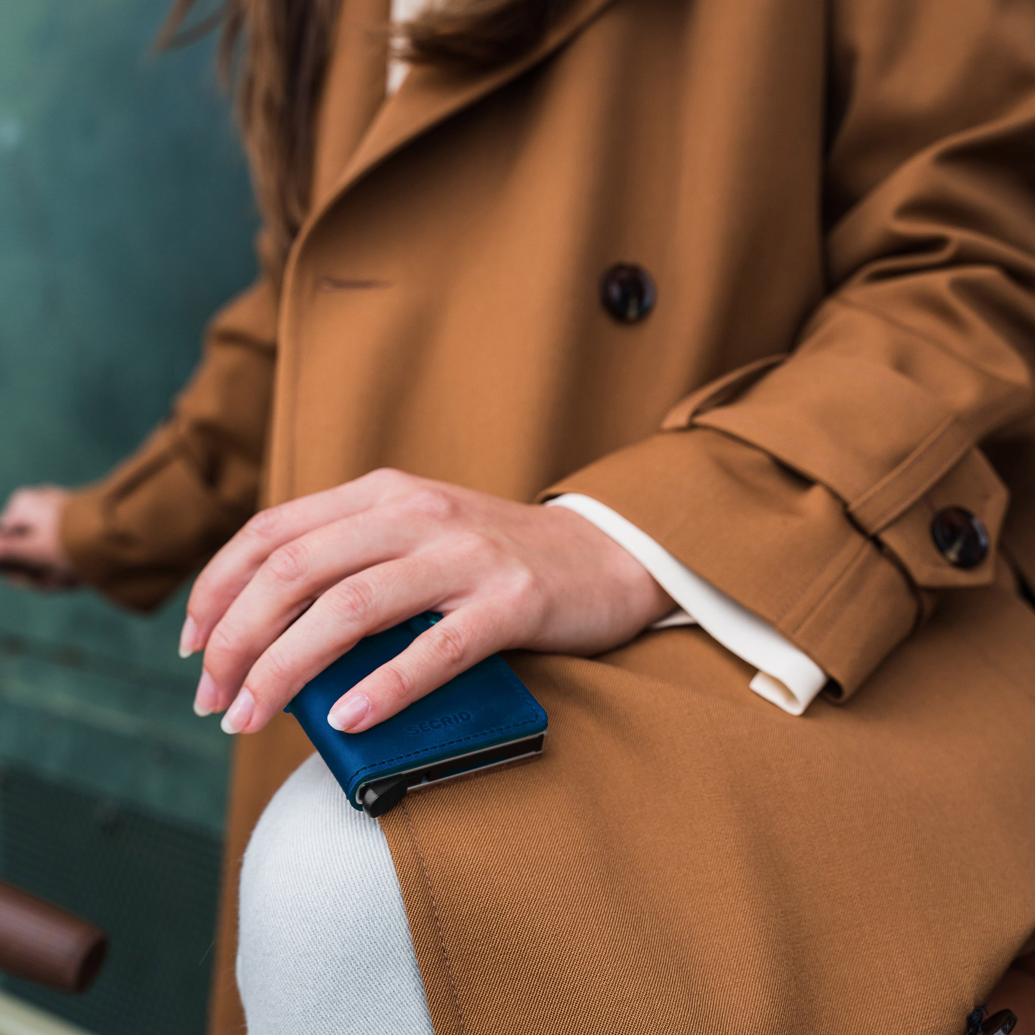 Secrid Miniwallet Vintage Blauw│Pasjeshouder│art. MV-BLUE│in hand van vrouw op fiets