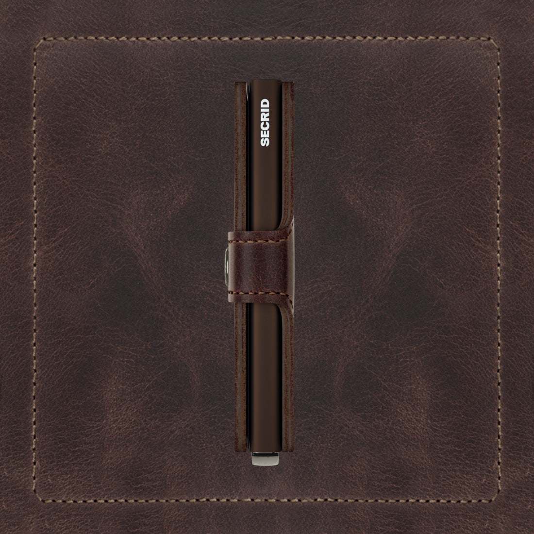 Secrid Miniwallet Vintage│art. MV-CHOCOLAT│Pasjeshouder│zikant met leersoort op achtergrond