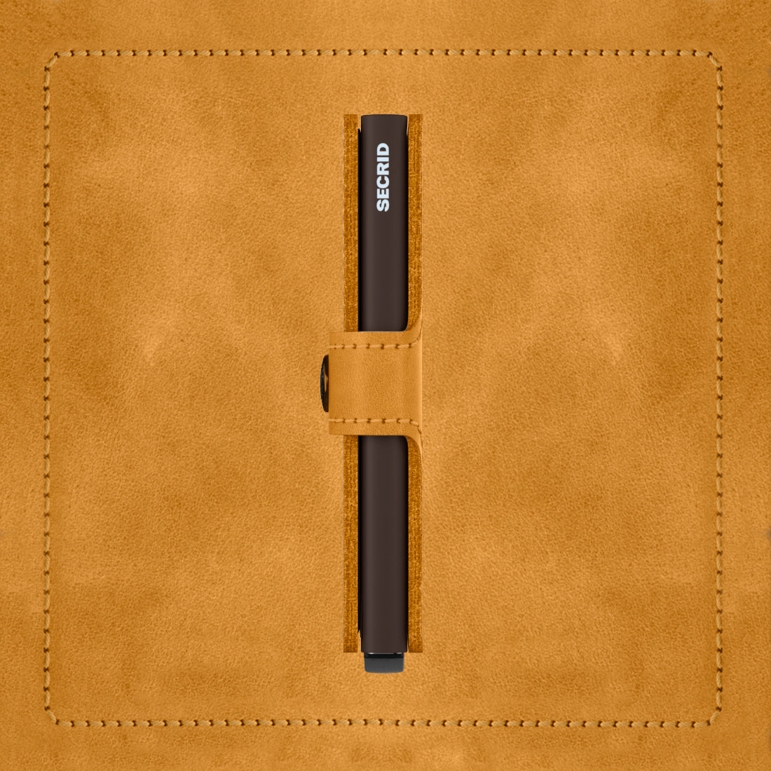Secrid Miniwallet Vintage│Pasjeshouder│art. MV-OCHRE│zijkant met leersoort op achtergrond